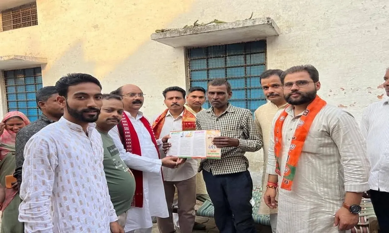 भाजपा सांसद अरुण सागर ने बांटा उपलब्धियों का रिपोर्ट कार्ड 
