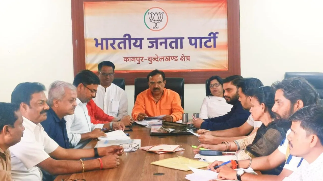भाजपा कार्यालय में बैठक करते कानपुर-बुंदेलखंड क्षेत्र के अध्यक्ष प्रकाश पाल व अन्य।