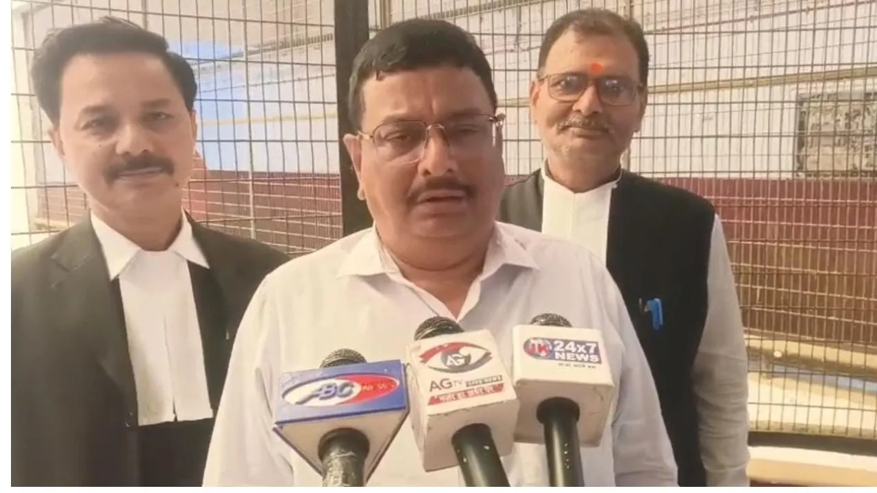 अदालत के फैसले पर जानकारी देते सहायक जिला शासकीय अधिवक्ता विनोद त्रिपाठी।