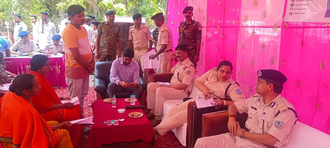 जन शिकायत समाधान कार्यक्रम जागरूकता अभियान में शामिल आईजी सुनिल भास्कर,एसपी रीष्मा रमेशन,एसडीपी