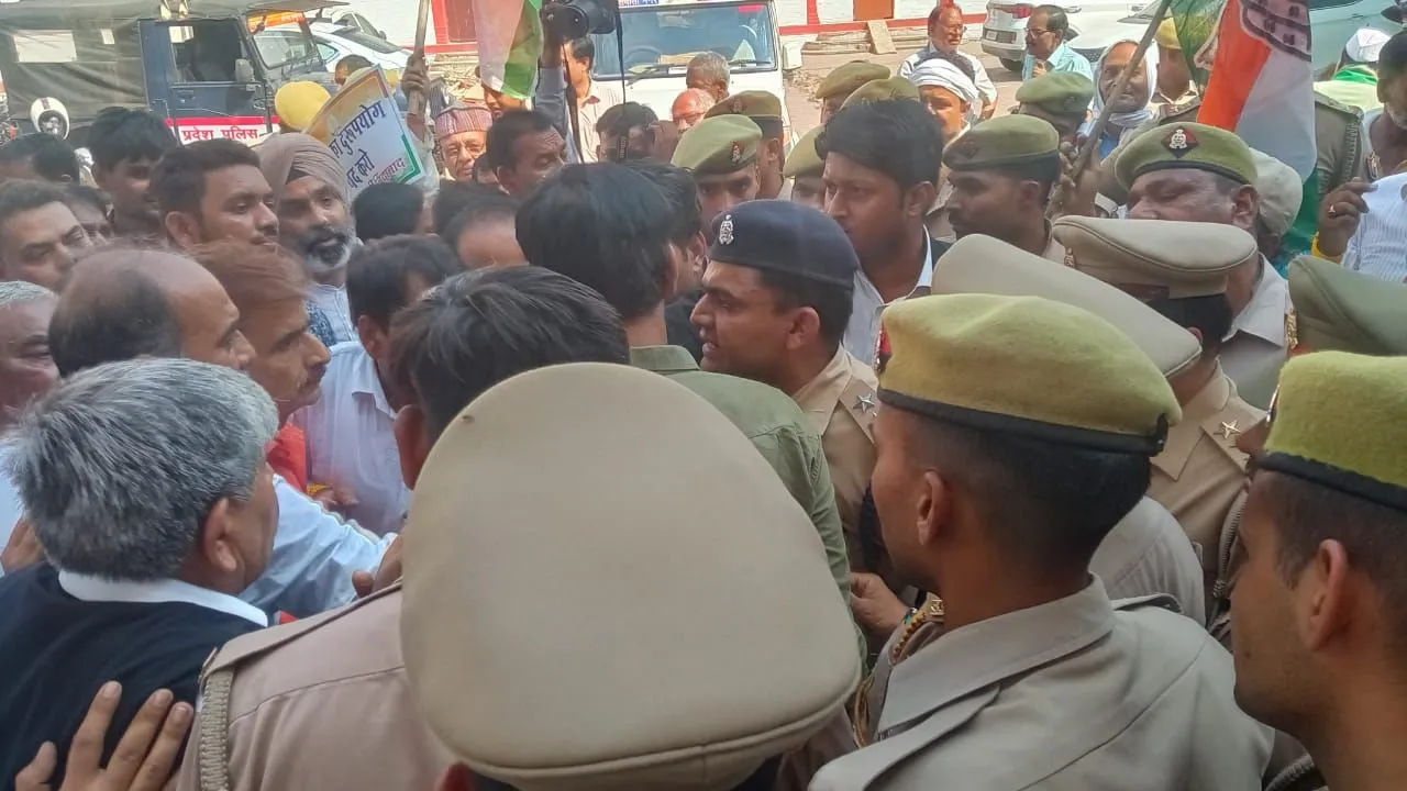 कांग्रेस के वरिष्ठ नेताओं को आरोपी बनाए जाने से आक्रोश पनप गया है।