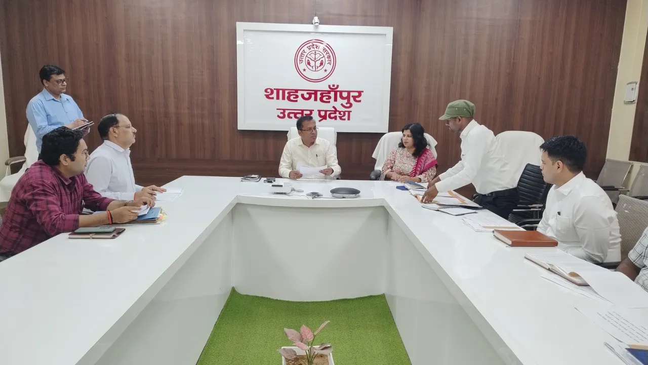 डीएम की बैठक में अभियंता पर गिरी गाज