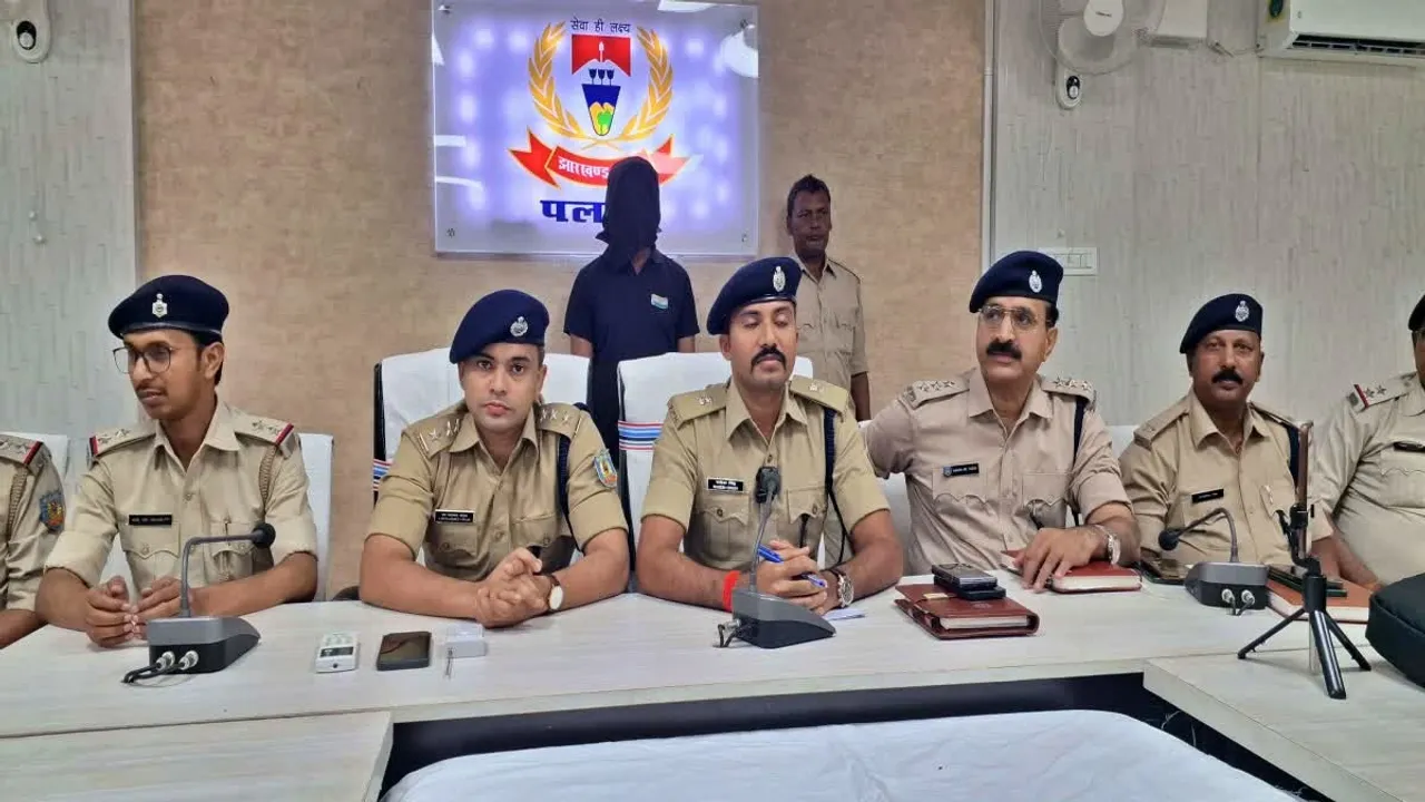 पत्रकारों से बात करते अभियान एएसपी व पीछे खड़ा गिरफ्तार आरोपित