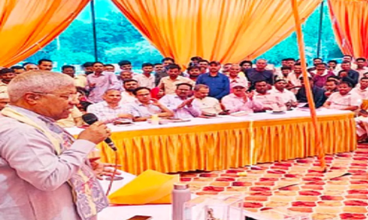 पुवायां के गांव डूडा में सरकार की योजनाओं की जानकारी देते विधायक चेतराम