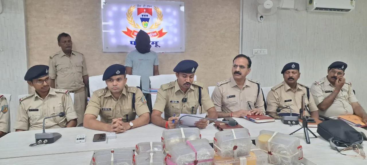 गिरफ्तार  स्वर्ण व्यवसाई के बारे में जानकारी देते एएसपी