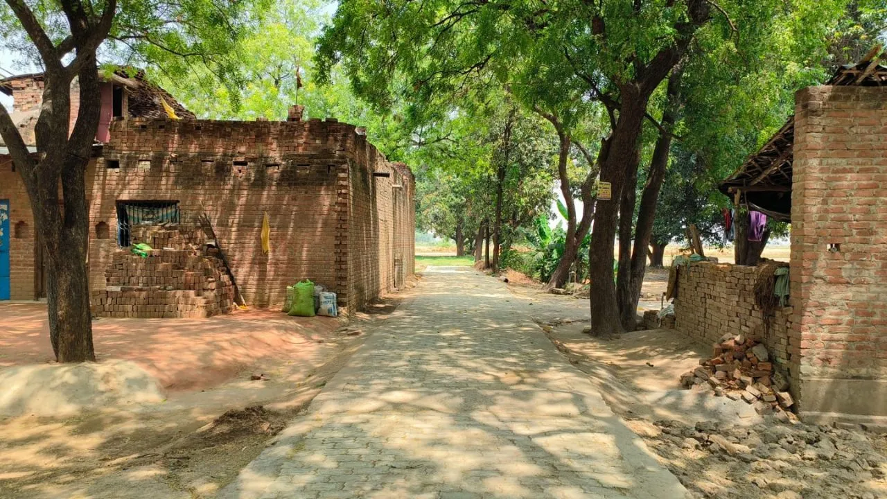 दुर्घटना में गांव के तीन लोगों की मौत के बाद गांव में पसरा सन्नाटा।