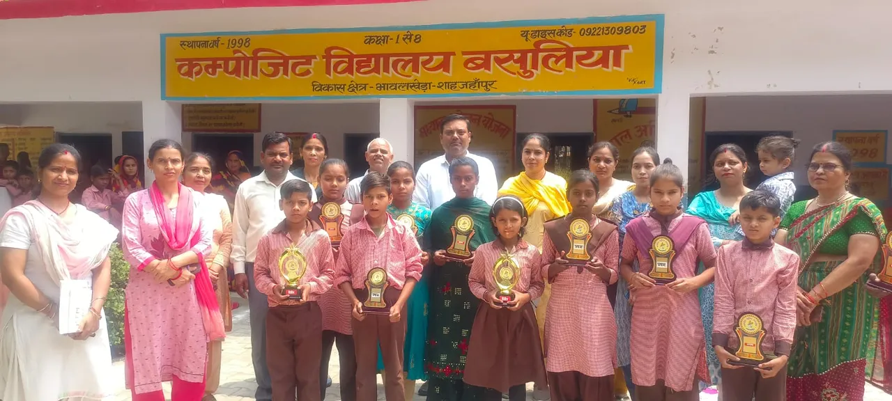 खंड शिक्षा अधिकारी ने बांटी खुशियां