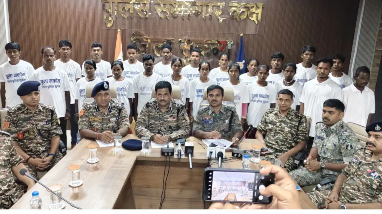 Good news from Chhattisgarh: 22 नक्सलियों ने आत्समर्पण किया, नौ महिलाएं भी शामिल