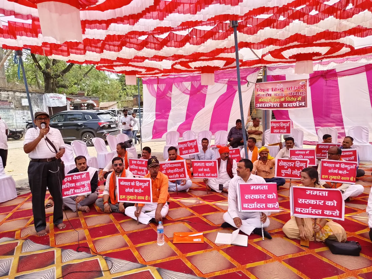 धरना पर बैठे विहिप व बजरंग दल के लोग