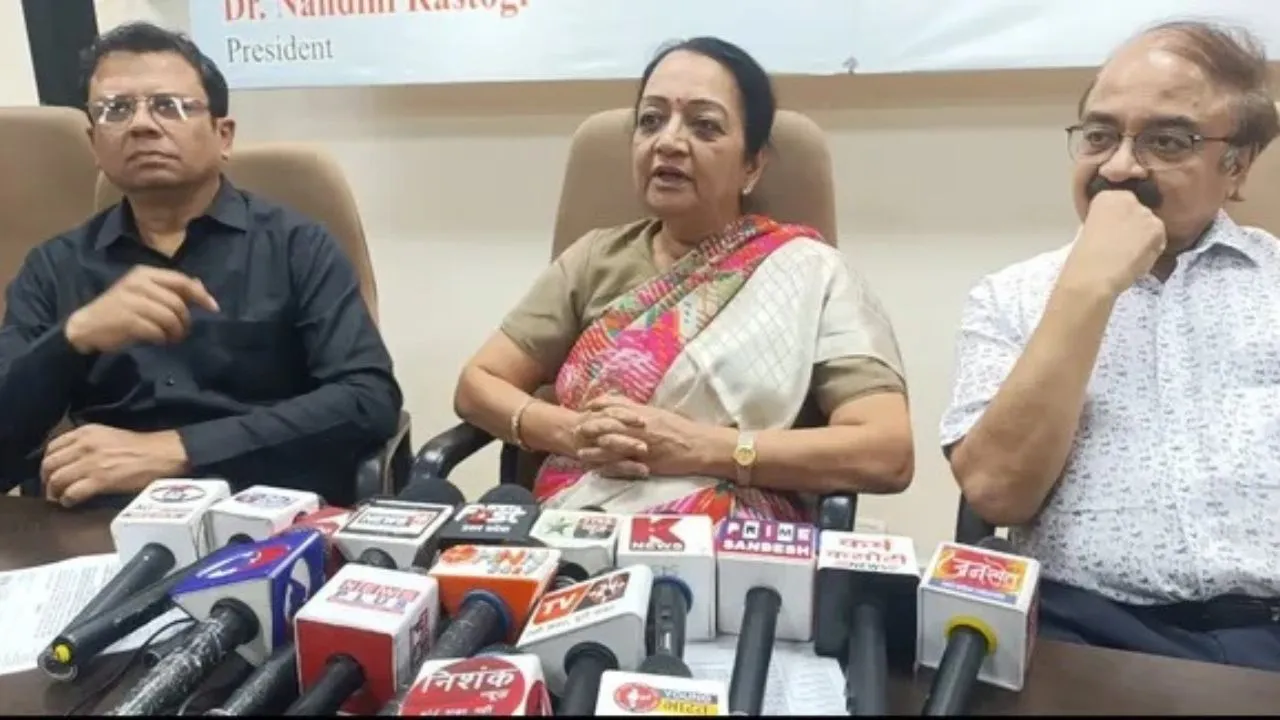 पत्रकार वार्ता करतीं डाक्टर नंदनी रस्तोगी व लिवर रोग विशेषज्ञ डाक्टर बीके मिश्रा