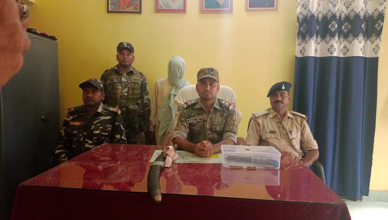 देशी कट्टा व तलवार के साथ गिरफ्तार आरोपित के बारे में जानकारी देते पाटन थाना प्रभारी