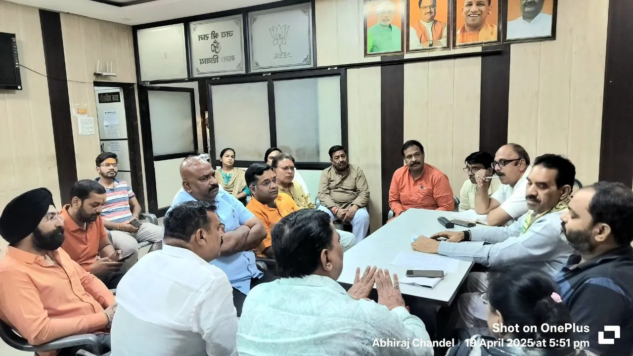 भाजपा उत्तर जिला इकाई की बैठक में शामिल कार्यकर्ता। 