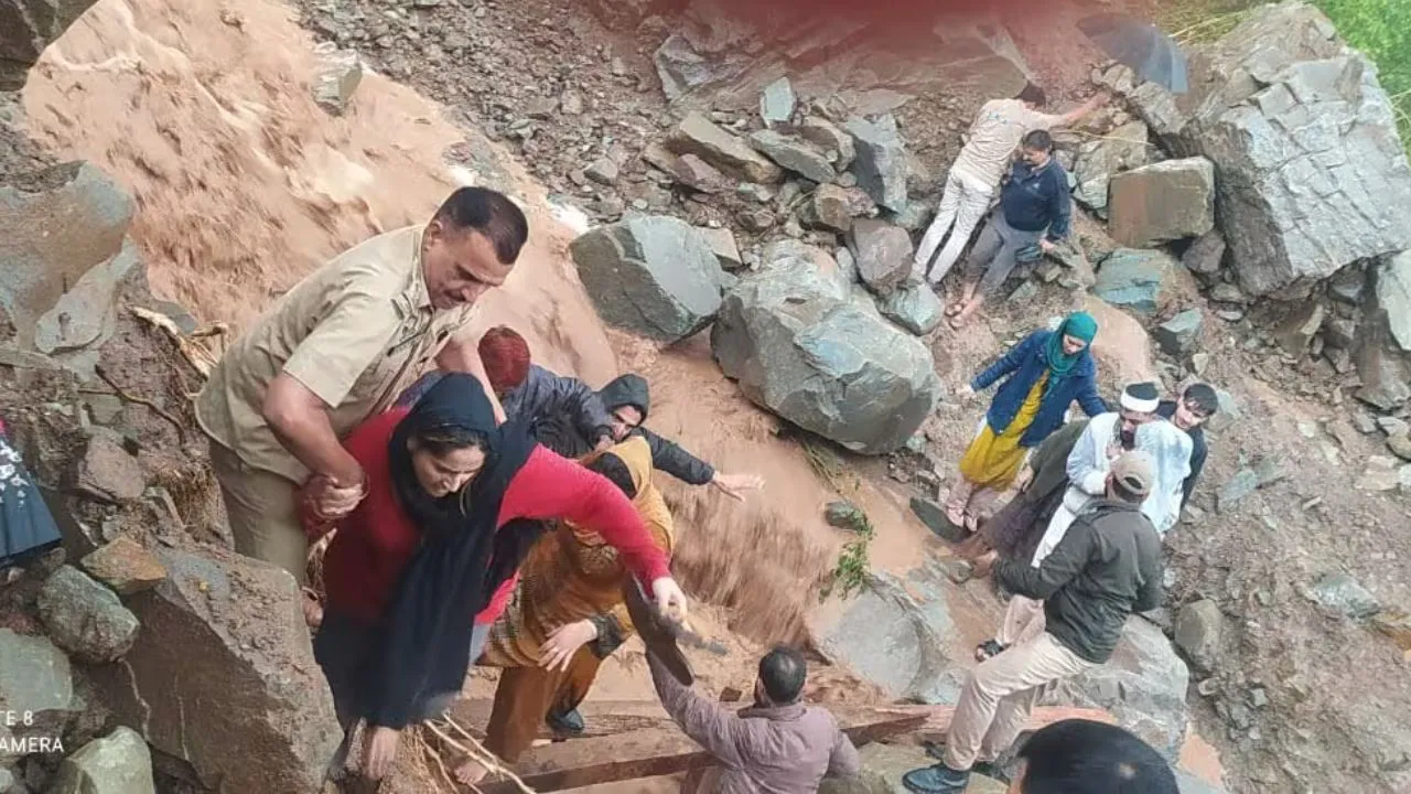 जम्मू कश्मीर में बादल फटने से तबाही, सीएम उमर अब्दुल्ला ने जताई संवेदना