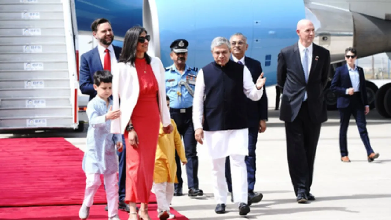 अमेरिकी उपराष्ट्रपति जेडी वेंस भारत दौरे पर, परिवार के साथ अक्षरधाम मंदिर में दर्शन किए
