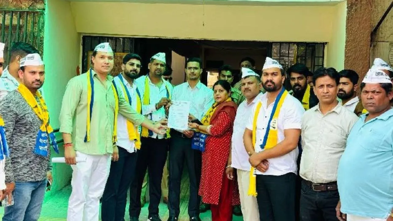 AAP का नोएडा में प्रदर्शन, राकेश अवाना बोले- फुले दंपत्ति पर सेंसर बोर्ड की रोक गलत