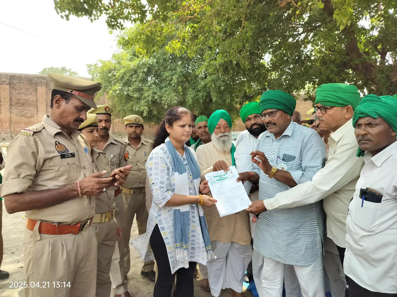 किसानों ने सौंपा