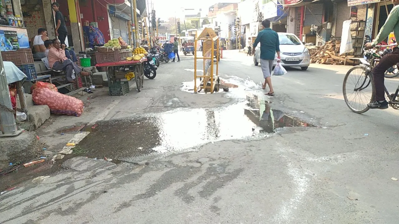 सड़कों पर बहता पानी 