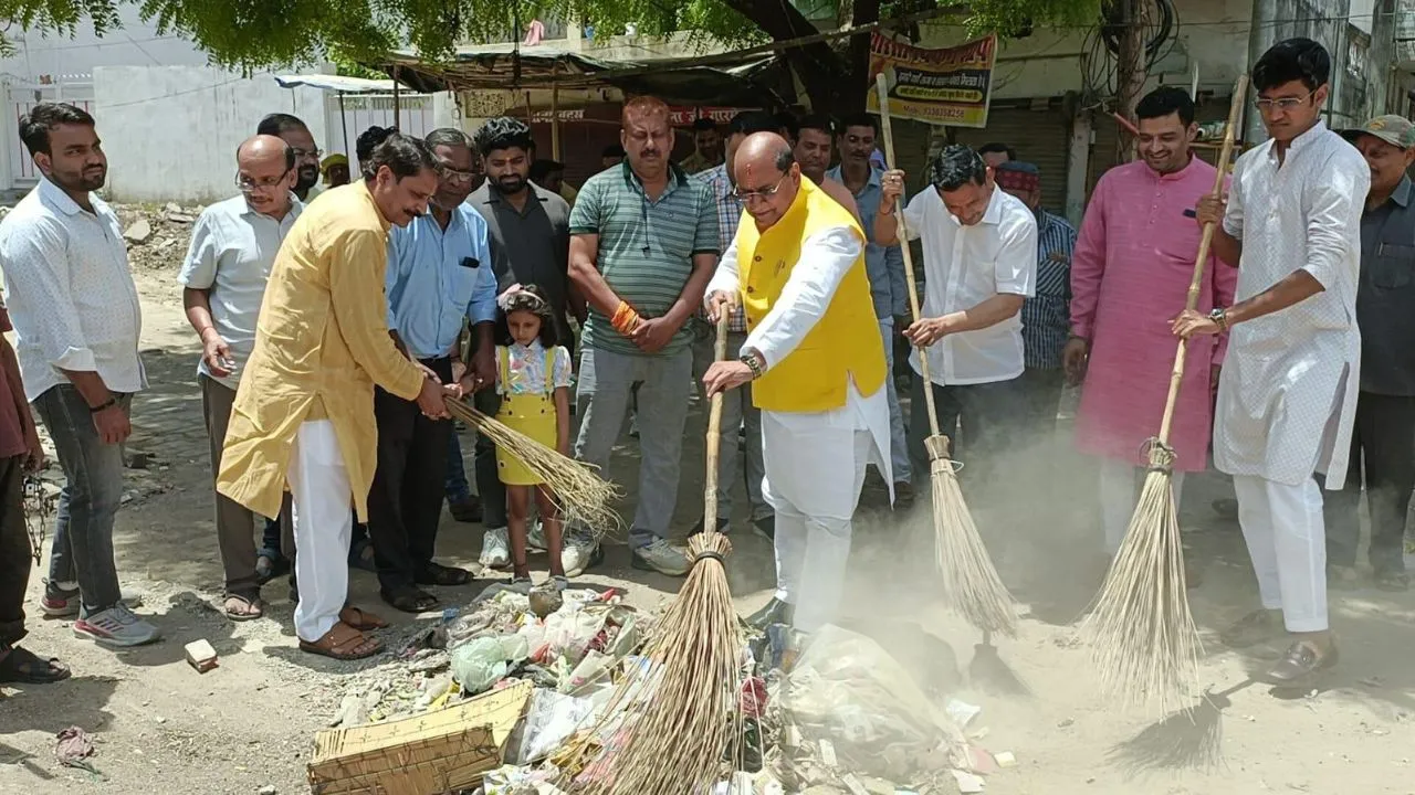 सफाई अभियान में जुटे गोविंदनगर विधायक सुरेंद्र मैथानी व अन्य।