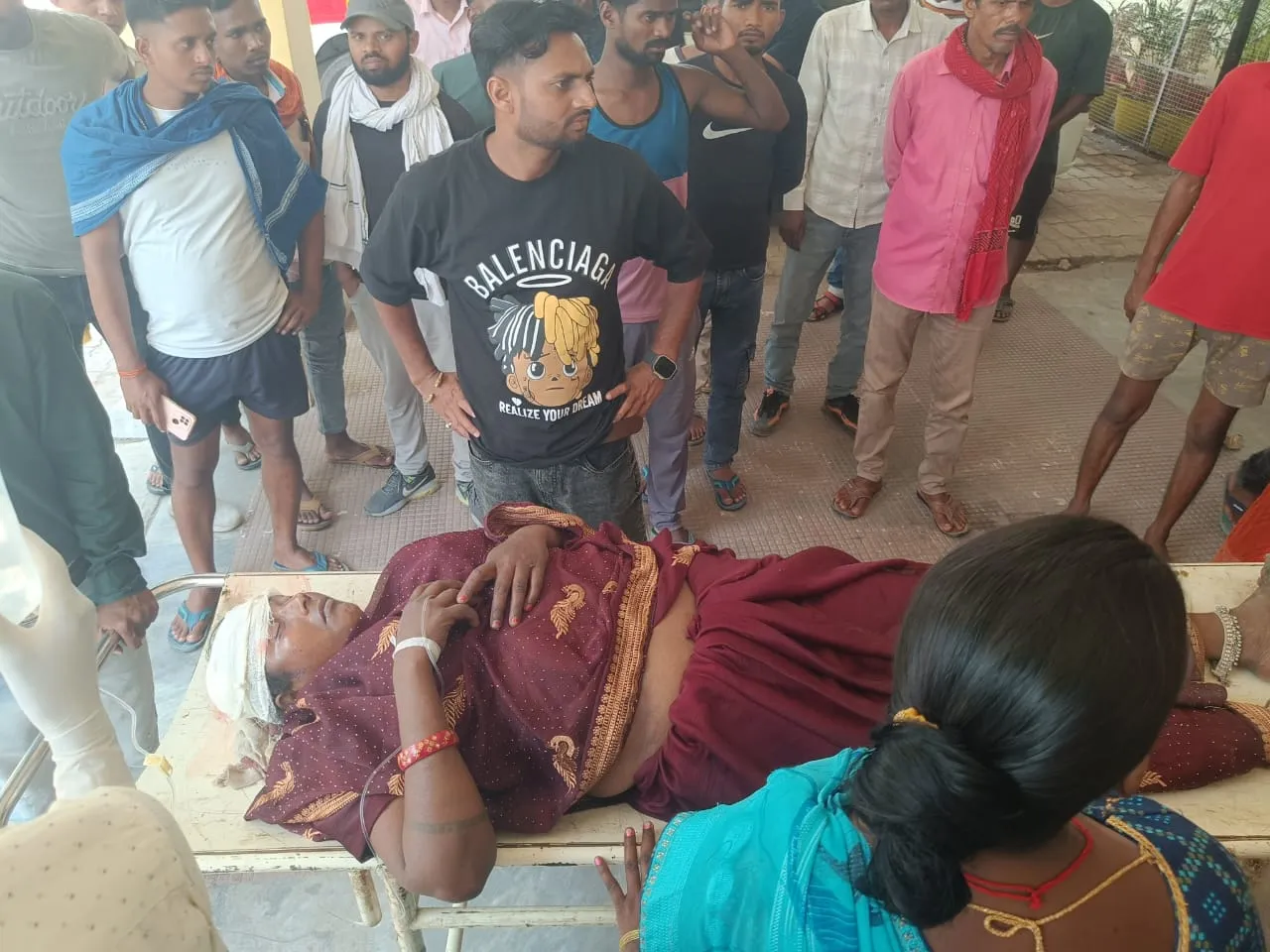 अस्पताल मे घायल सास 