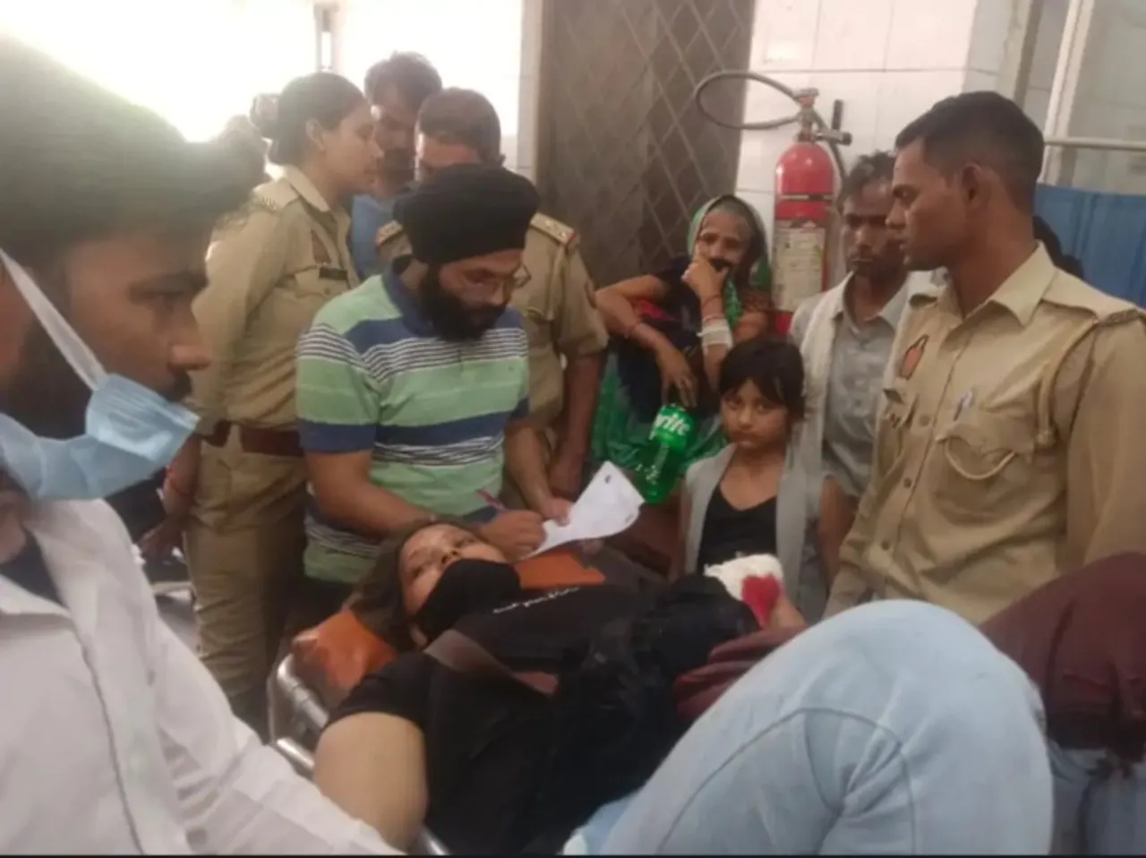 नगर पंचायत के बेटे ने पत्नी को मारी