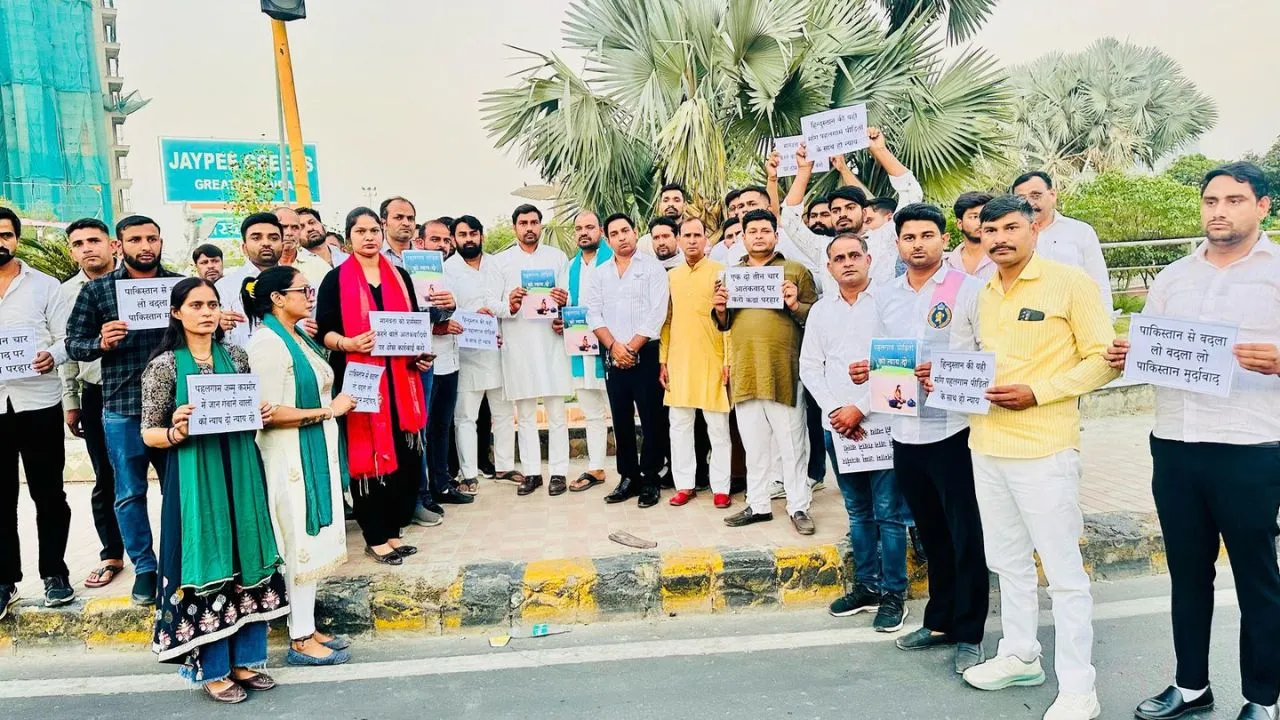 पहलगाम में आतंकी घटना के विरोध में किसान संगठन सड़क पर उतकर दिखाया आक्रोश