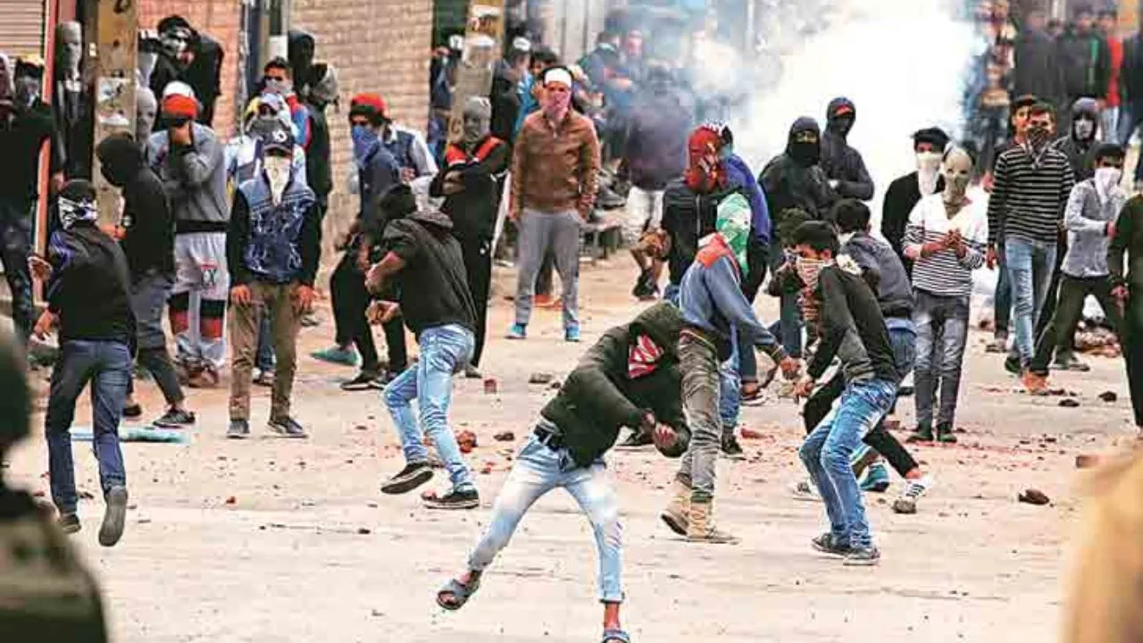 जब पर्यटक की पत्थर लगने से हुई थी मौत, तब कौन बोला था-पत्थर फेंकने वालों का कोई धर्म नहीं होता