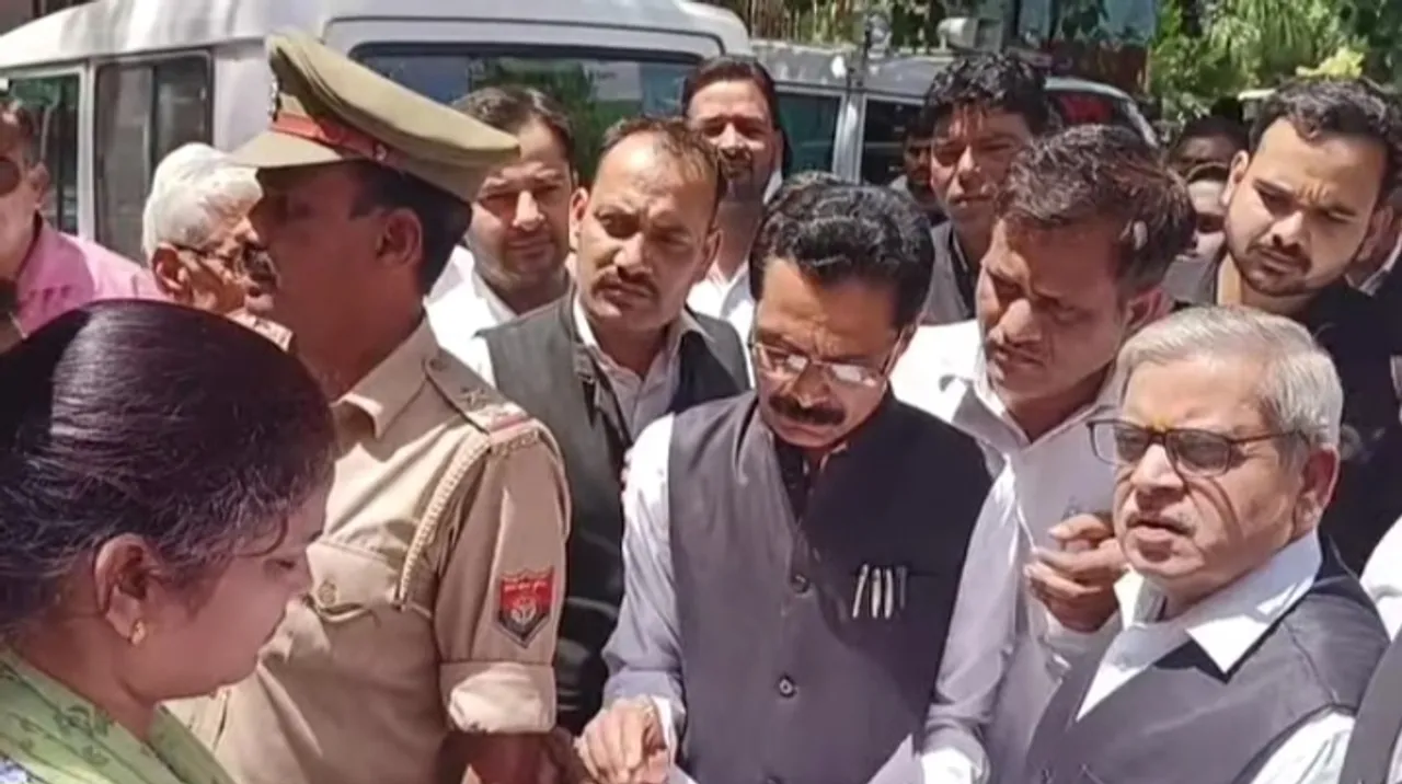 अधिकवक्ताओं ने सौंपा ज्ञापन