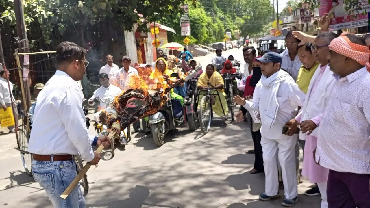 पहलगाम आतंकी हमले को लेकर आक्रोश बना है।   
