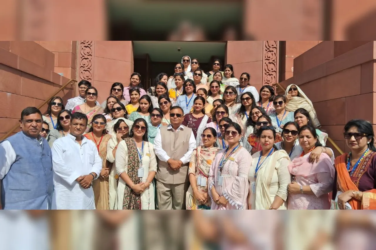 सांसद अतुल गर्ग ने पिलखुवा की 64 महिलाओं को करवाया संसद का विशेष दर्शन