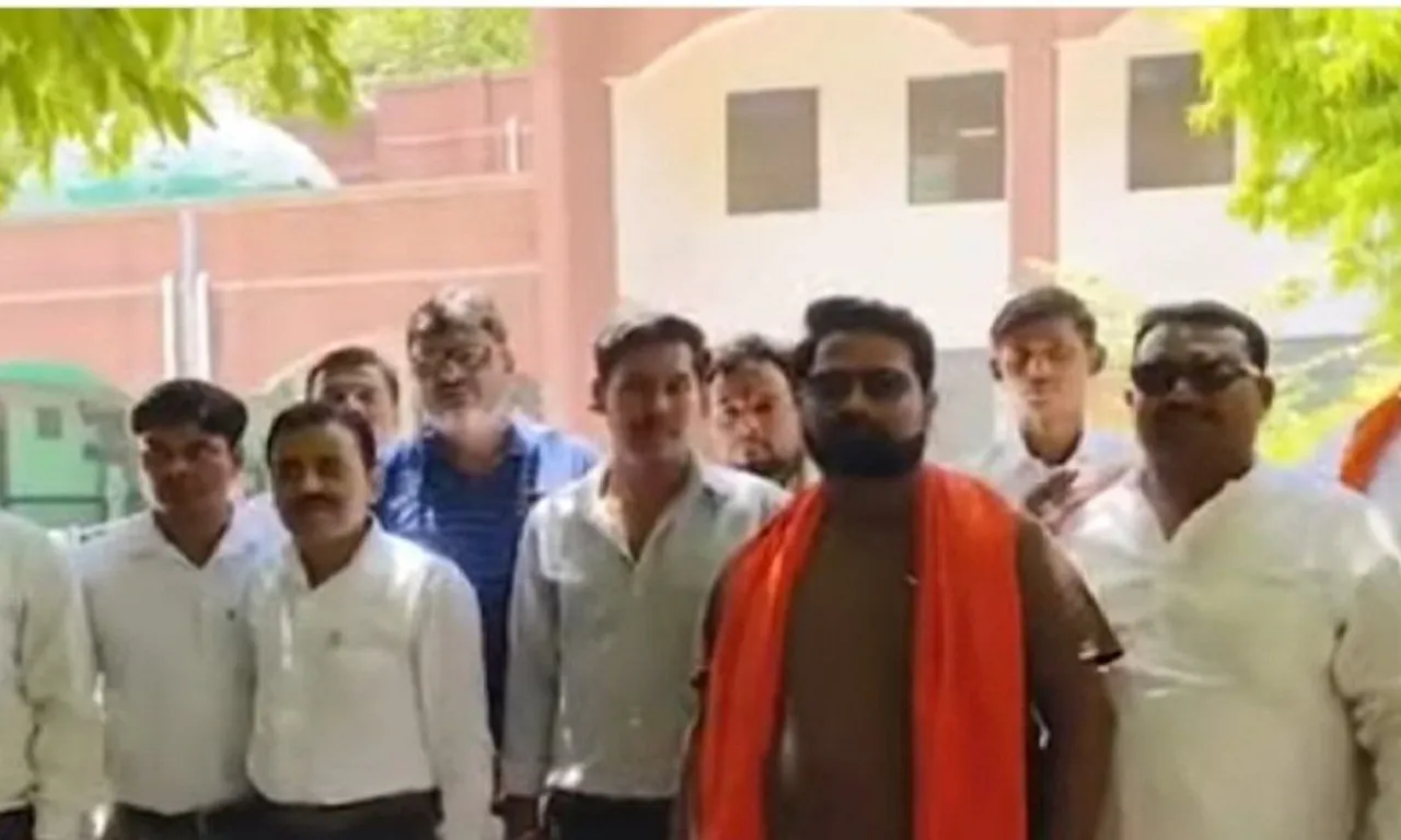 राष्ट्रीय बजरंग दल के कार्यकर्ताओं ने जोरदार प्रदर्शन करते 