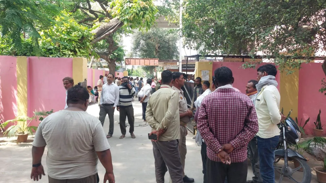 पोस्टमार्टम हाउस पर दुखी परिजन। 
