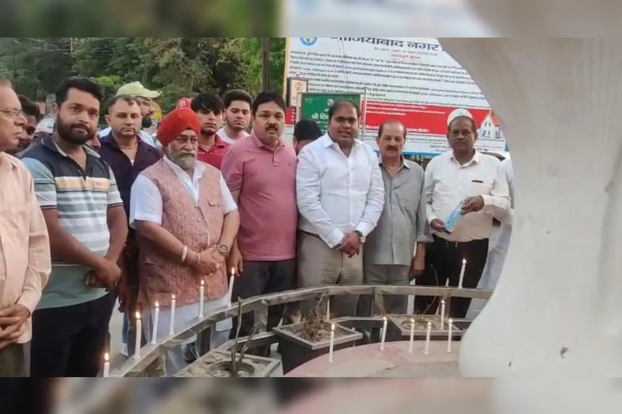 Ghaziabad: गाजियाबाद में व्यापार संगठनों का पाकिस्तान के खिलाफ प्रदर्शन