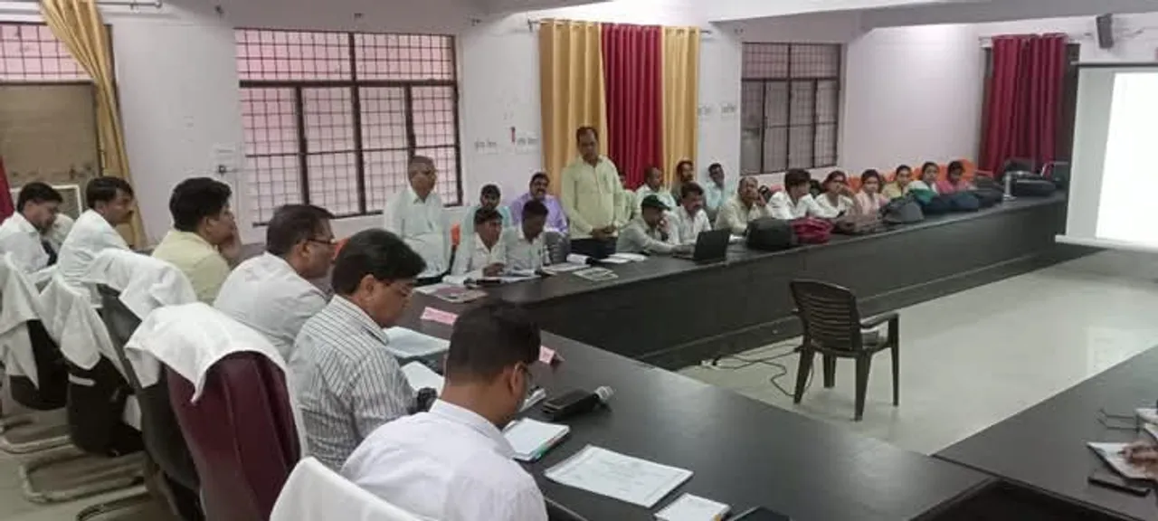 कलान तहसील पर डीएम ने ली बैठक