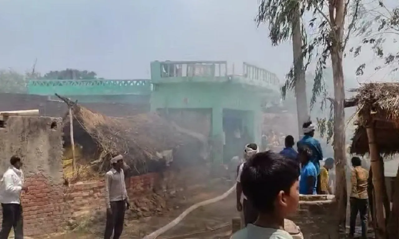  आग से पांच झोपड़ी  राख, 