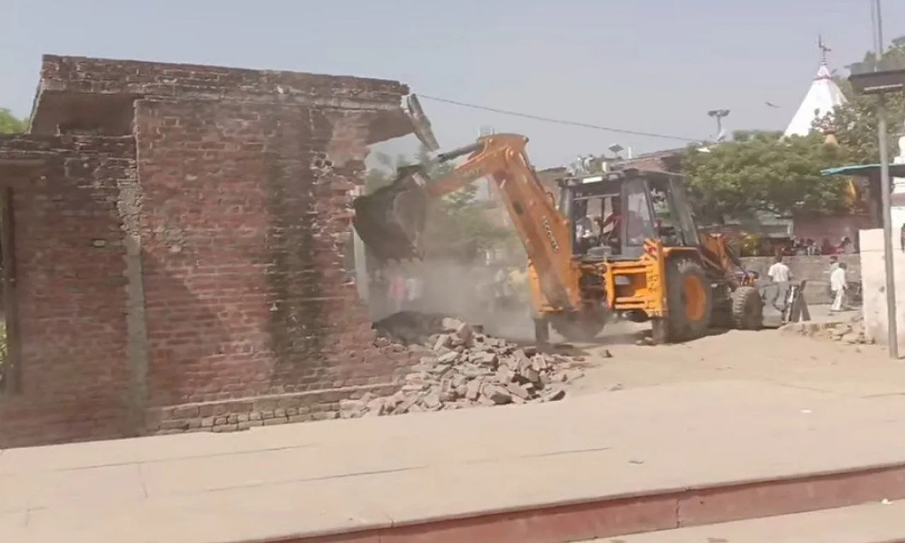 तहत 23 अवैध मकानों पर चला बुलडोजर