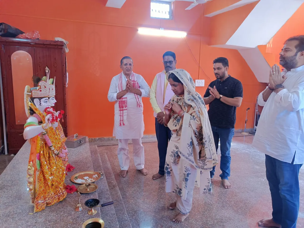 राधे कृष्ण मंदिर में पूजा करती स्मिता व अन्य