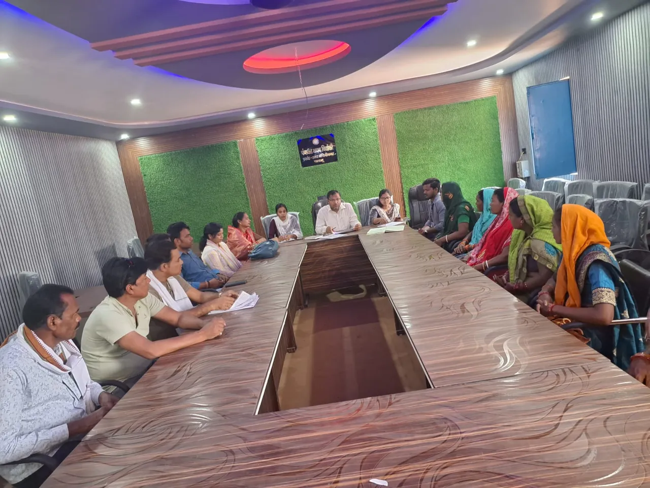 बैठक करते छतरपुर के बीडीओ व मौजूद पेयजल एवं स्वच्छता विभाग के कर्मचारी व पंचायत प्रतिनिधि
