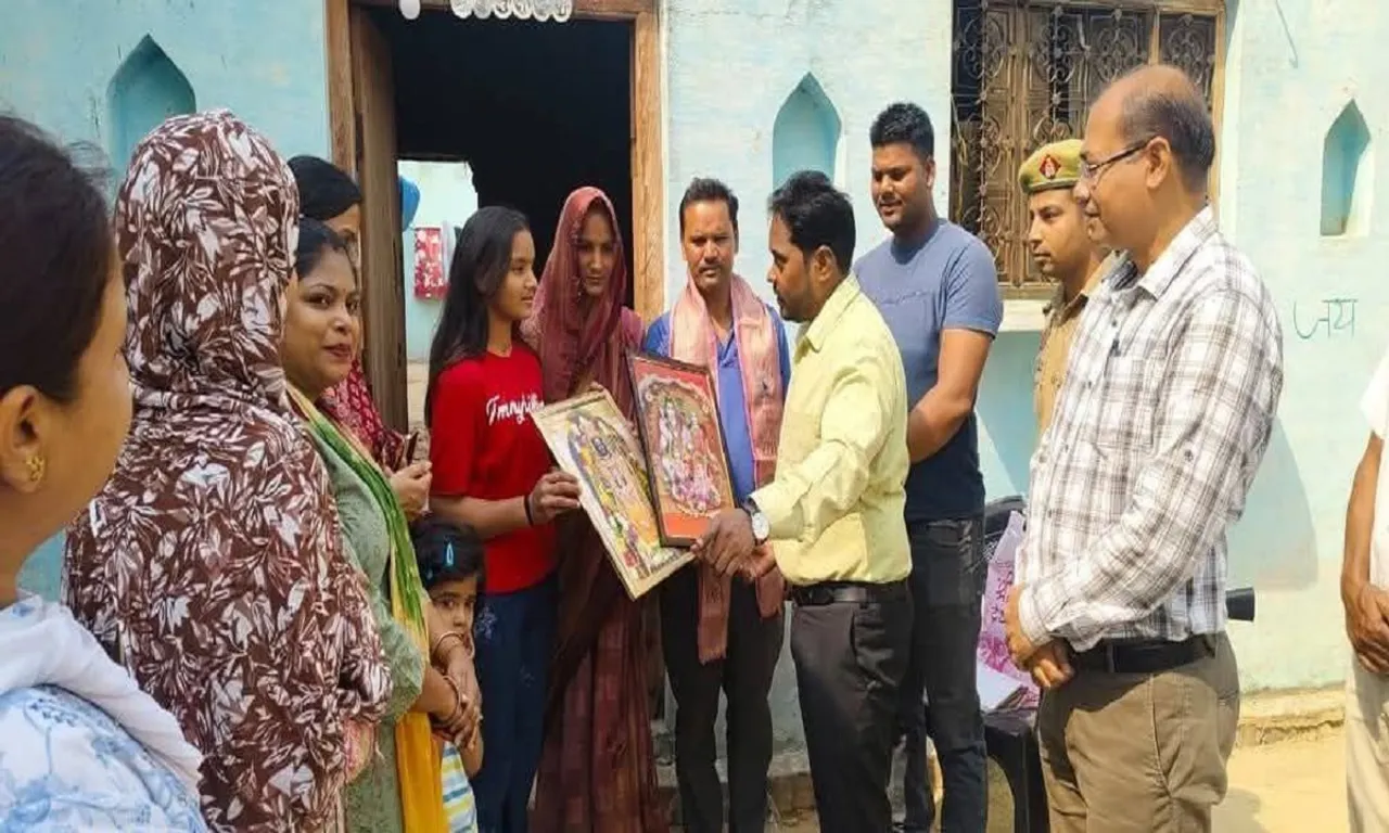 आकांक्षा को  एडीएम ने किया सम्मानित