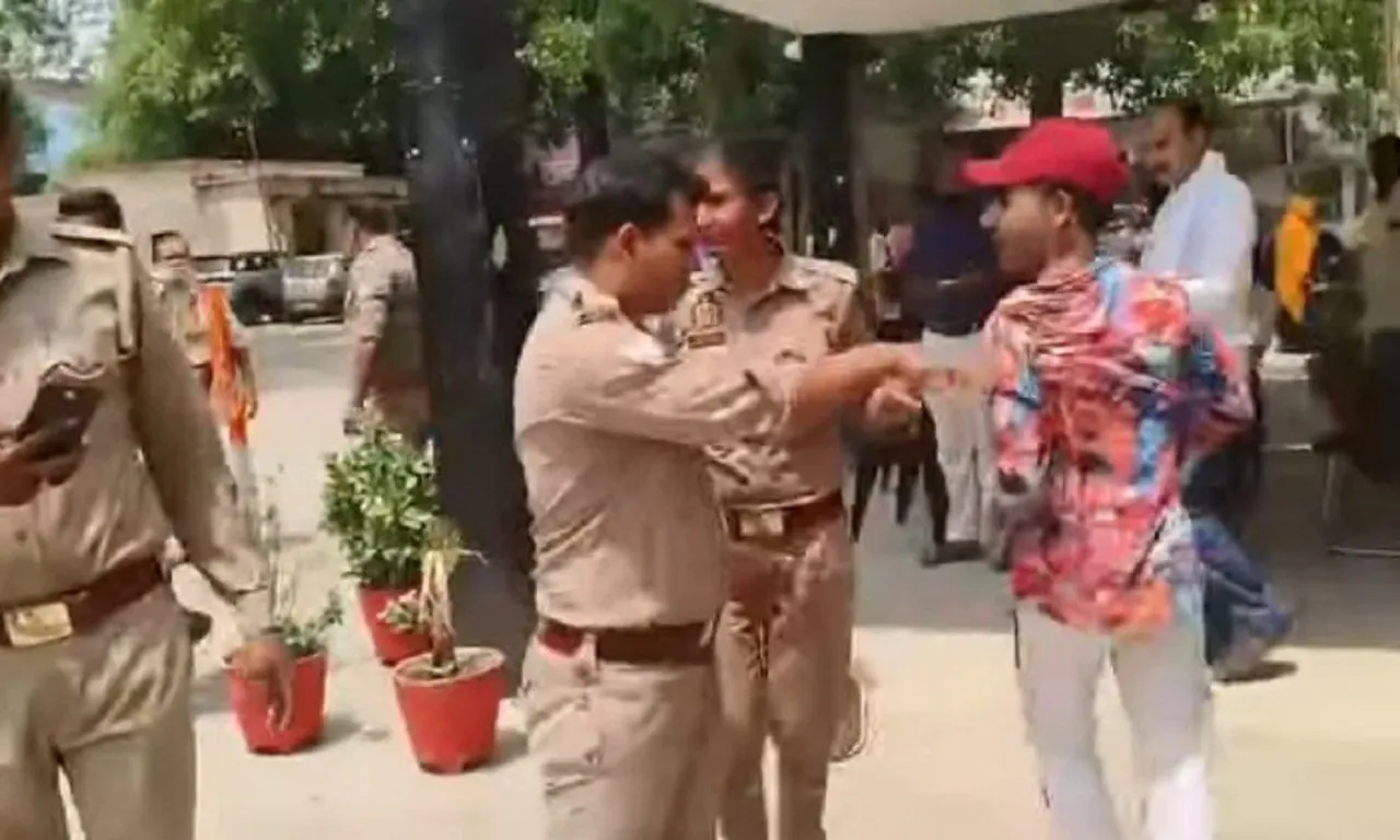 गिरफ्तारी के विरोध में सैकड़ों महिलाओं और युवकों ने किया प्रदर्शन