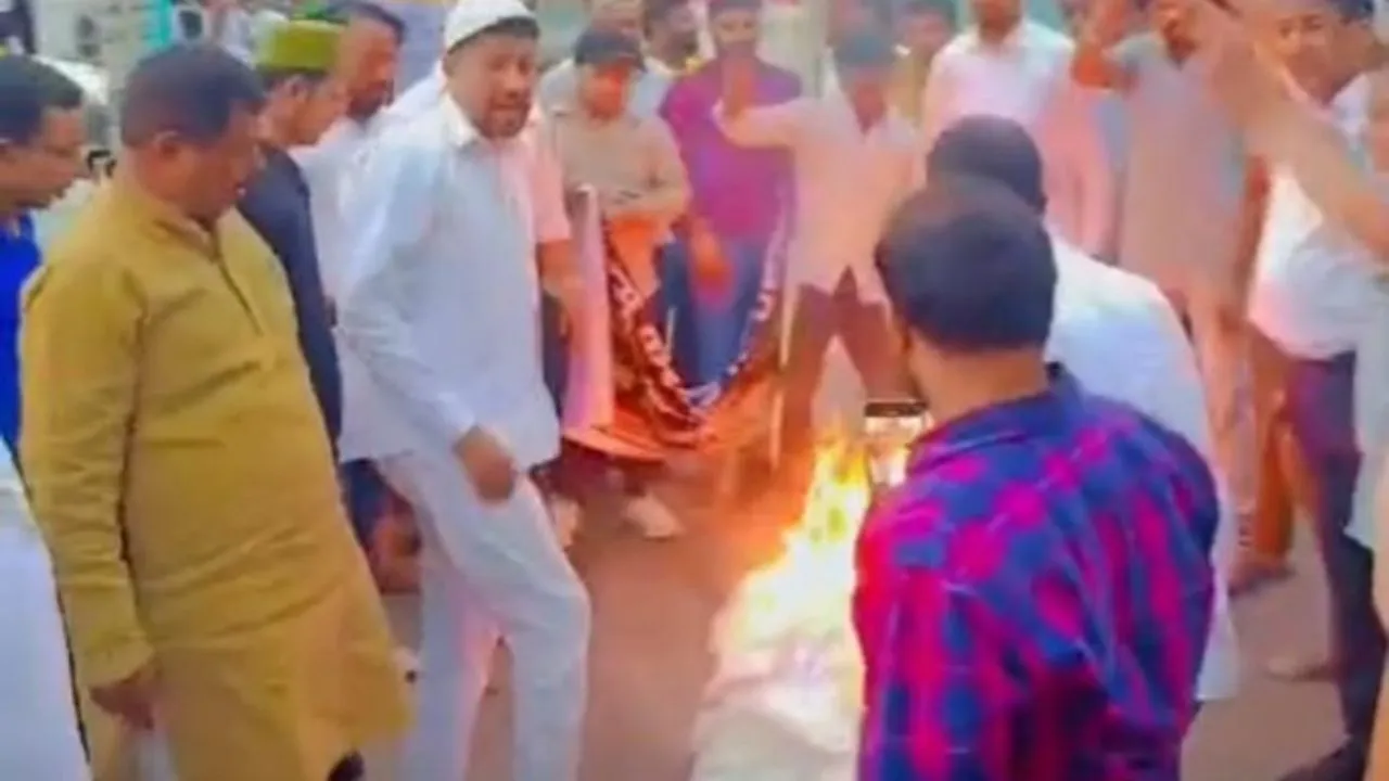मुस्लिम समुदाय ने फूंका पाकिस्तान का पुतला