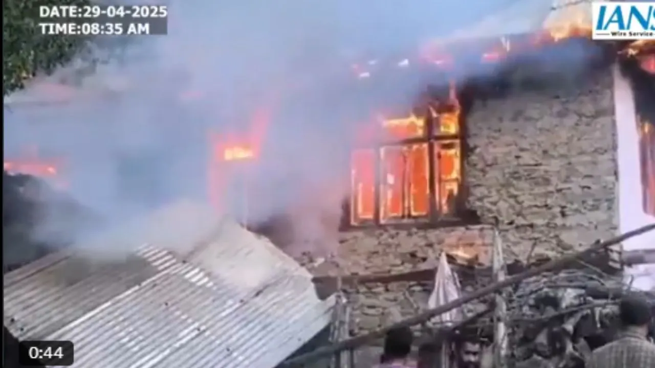Massive fire in Baramulla district of Jammu and Kashmir, two residential houses burnt to ashes