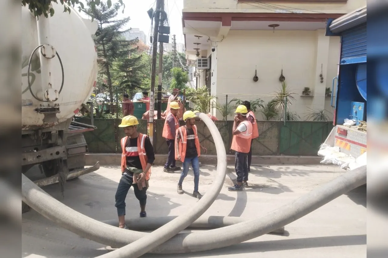 Ghaziabad: नगर आयुक्त की सख्ती लाई रंग, सीवर समस्याओं के समाधान में आई तेजी