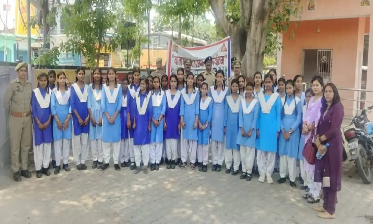 पुलिस की पाठशाला में छात्राओं को किया गया जागरूक