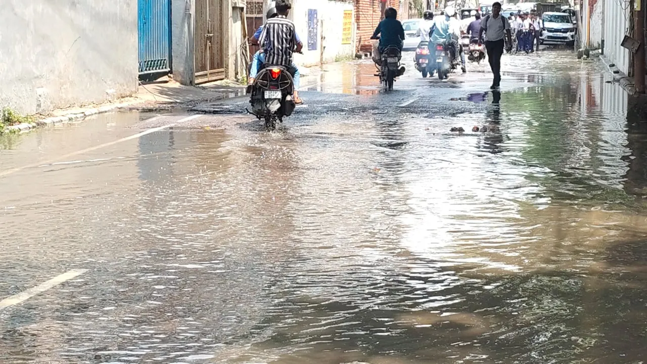 पाइप लाइन फटी