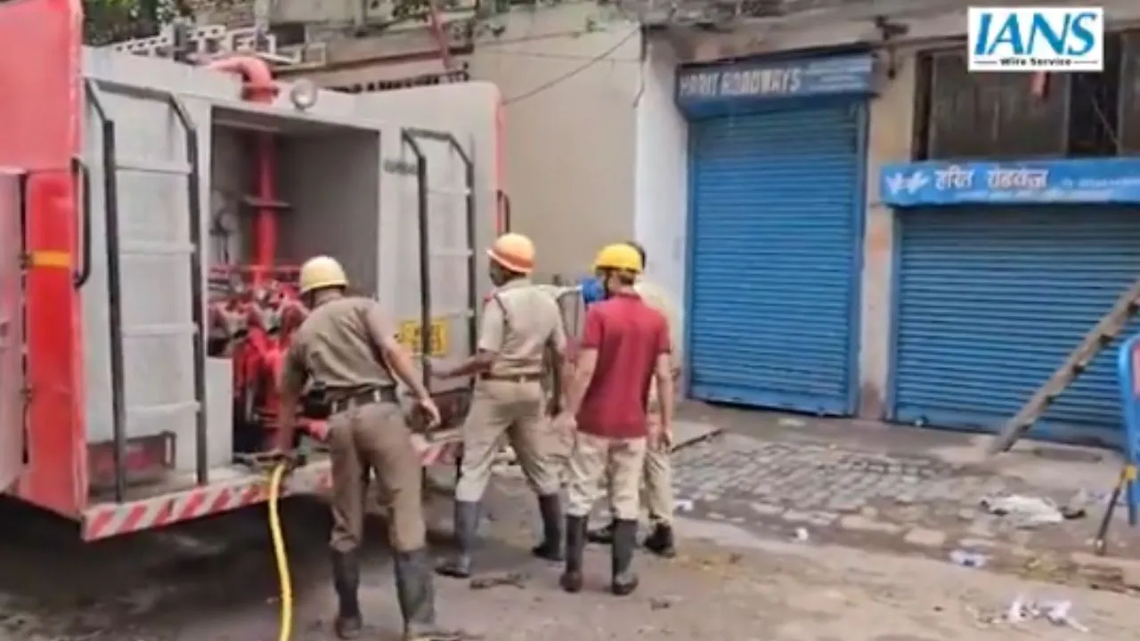 A massive fire broke out Kolkata hotel 14 people including 2 children 1 woman died accident