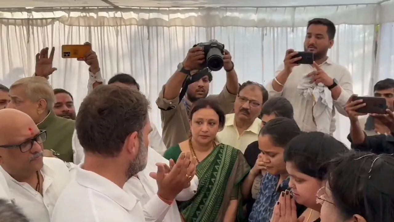 शुभम के परिजनों से मुलाकात करते राहुल गांधी।