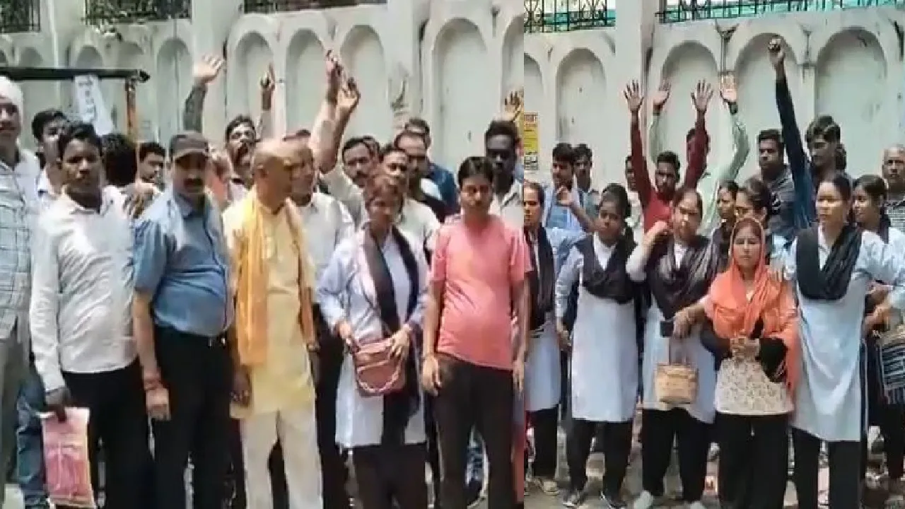 Violent protest by guards outside Lohia Hospital