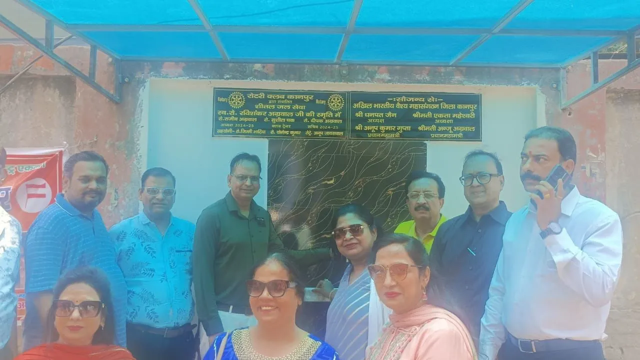 वाटर कूलर सेवा की शुरुआत कराते रोटरी क्लब के सदस्य।