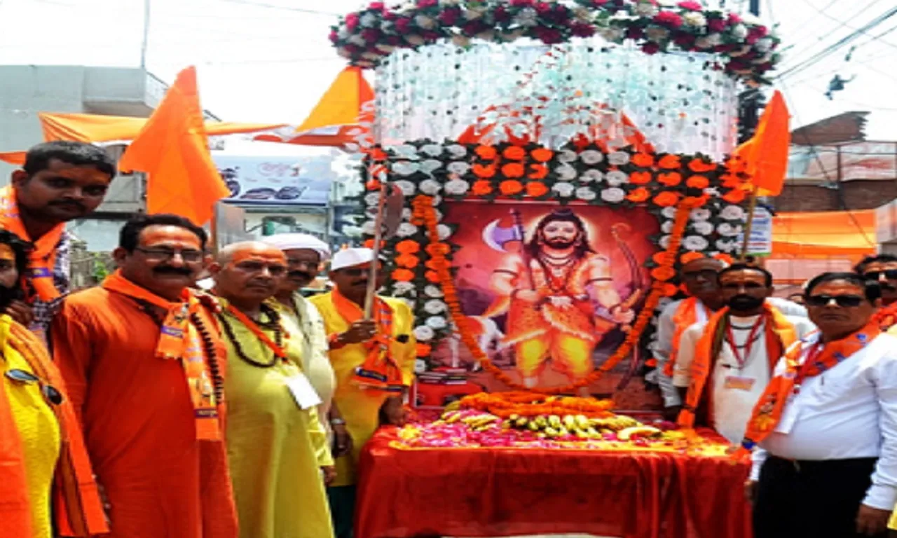 भगवान परशुराम के जन्मोत्सव के उपलक्ष्य में आयोजित शोभायात्रा में शामिल ब्राह्मण समाज के लोग।