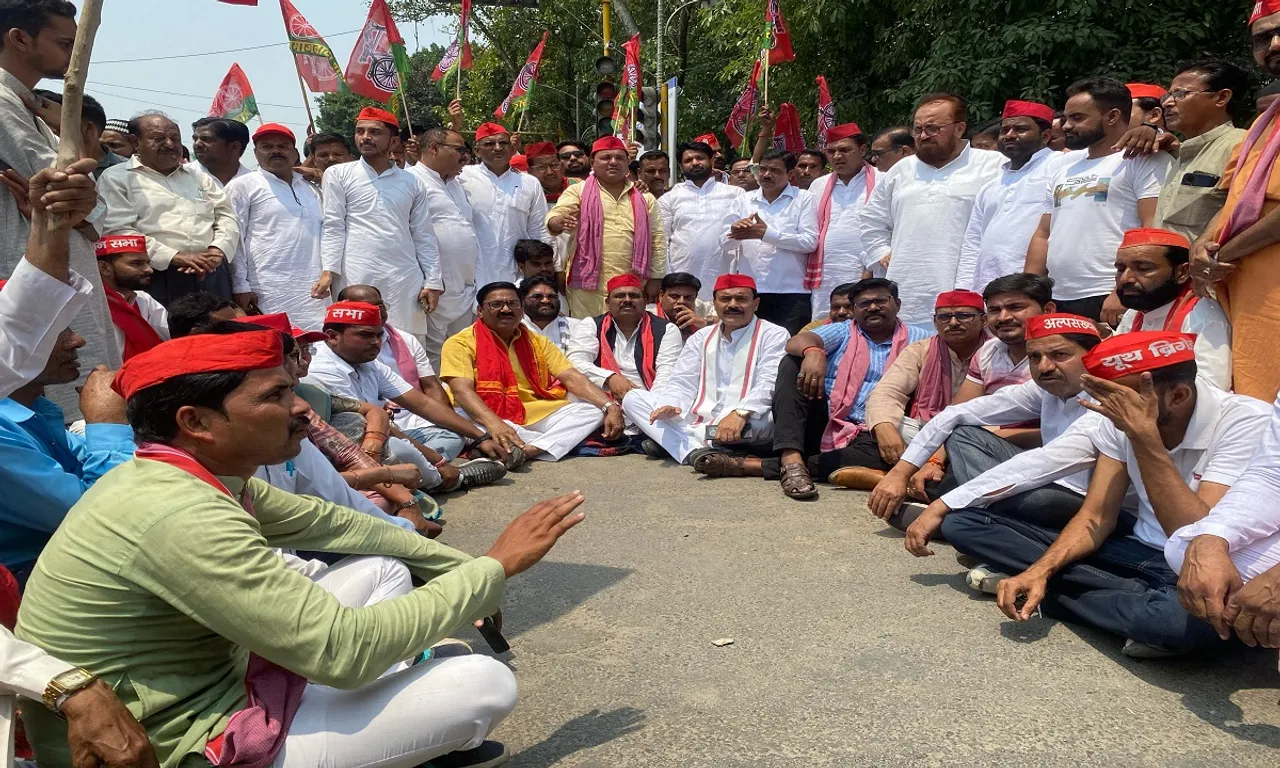 सपा कार्यकर्ताओं ने किया प्रदर्शन।